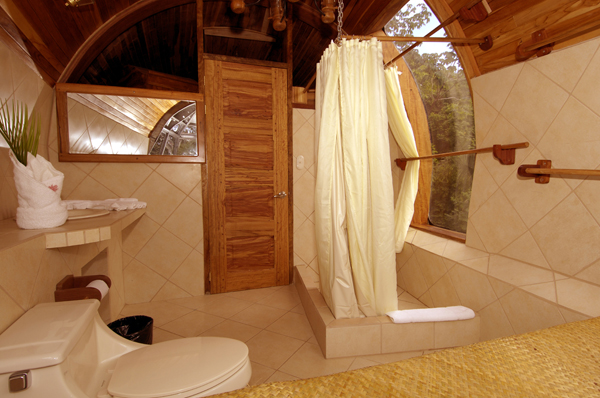 Costa Verde Airplane: bathroom