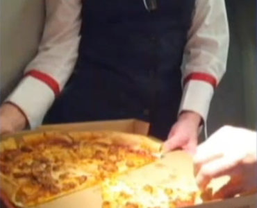 Delta Airlines: stranded passengers pizza party