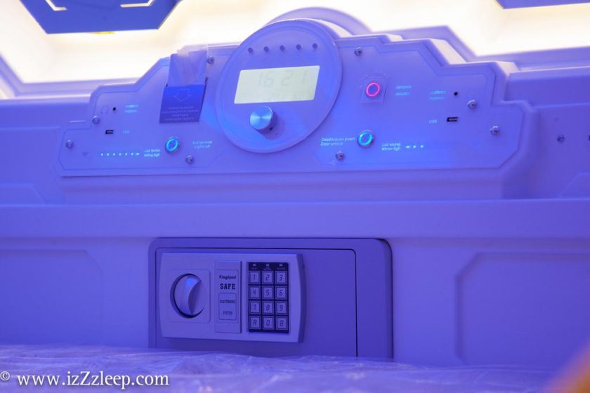 izzzleep: capsule interior