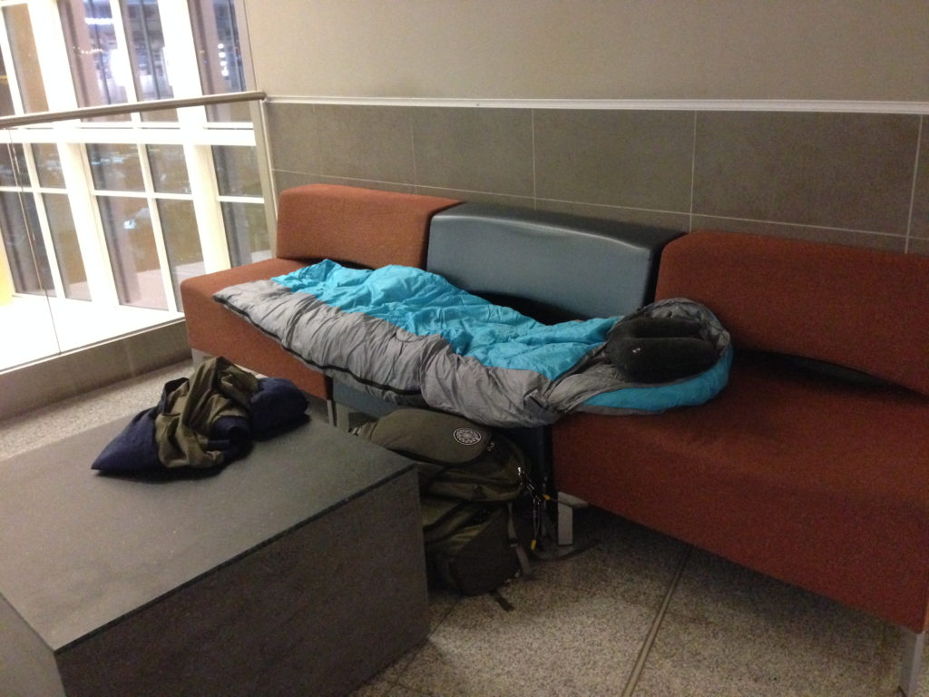 spanie na lotnisku w Atlancie
