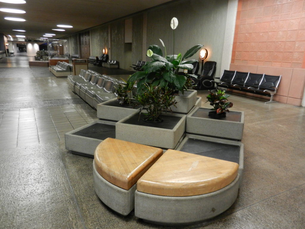 Honolulu airport airside seating